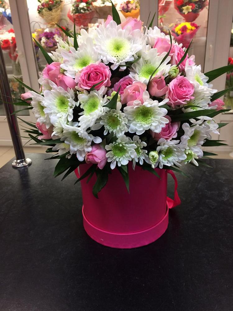 Цветочная композиция из Розы и Хризантемы в шляпной коробке в Ширинский